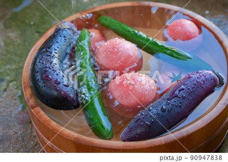 暑い夏に冷えた夏野菜 90947838