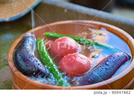 暑い夏に冷えた夏野菜 90947862