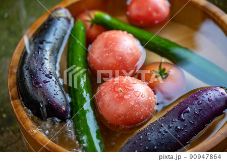 暑い夏に冷えた夏野菜 90947864