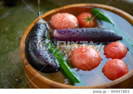 暑い夏に冷えた夏野菜 90947865