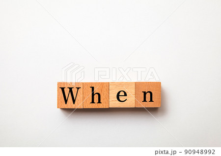 Whenの文字。いつ。疑問詞。4つの木製ブロックに書かれている。黒い文字。白い背景。 Whenの文字。いつ。疑問詞。4つの木製ブロックに書かれている。黒い文字。白い背景。 90948992