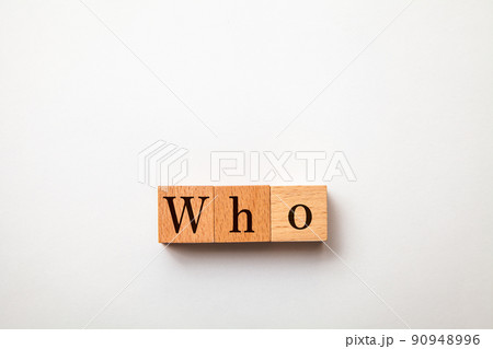 Whoの文字。誰が。疑問代名詞。3つの木製ブロックに書かれている。黒い文字。白い背景。 Whoの文字。誰が。疑問代名詞。3つの木製ブロックに書かれている。黒い文字。白い背景。 90948996