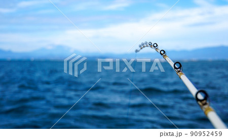 青い海原と釣竿 90952459