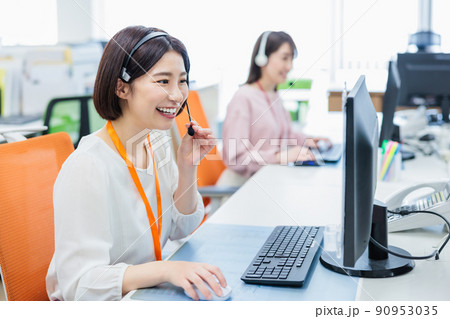 電話を受けるコールセンターのオペレーター 電話を受けるコールセンターのオペレーター 90953035