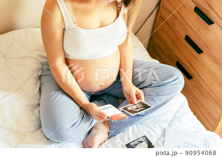 Pregnancy smartphone app. Pregnant woman holding smartphone. Mobile pregnancy online maternity application. Concept maternity, pregnancy, childbirth. Pregnancy smartphone app. Pregnant woman holding smartphone. Mobile pregnancy online maternity application. Concept maternity, pregnancy, childbirth. 90954068