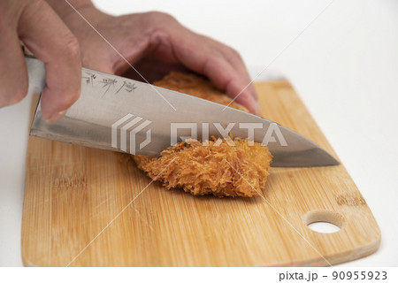 ロースカツをカットする 90955923