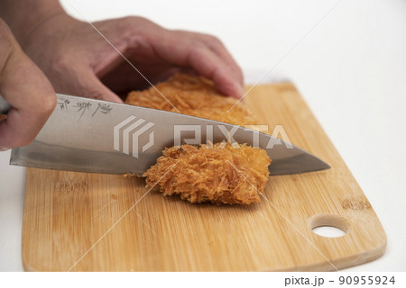 ロースカツをカットする 90955924