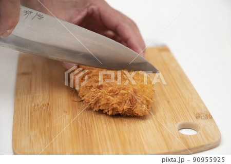 ロースカツをカットする 90955925