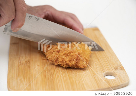 ロースカツをカットする 90955926