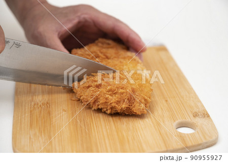 ロースカツをカットする 90955927