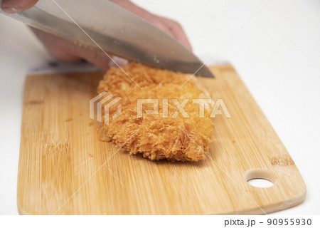 ロースカツをカットする 90955930