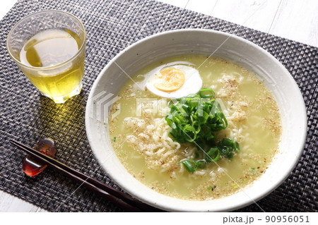 美味しそうなインスタントラーメン塩味 美味しそうなインスタントラーメン塩味 90956051