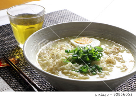 美味しそうなインスタントラーメン塩味 90956053