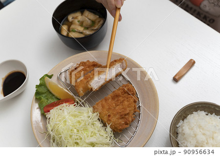 豚カツ定食箸上げ 豚カツ定食箸上げ 90956634