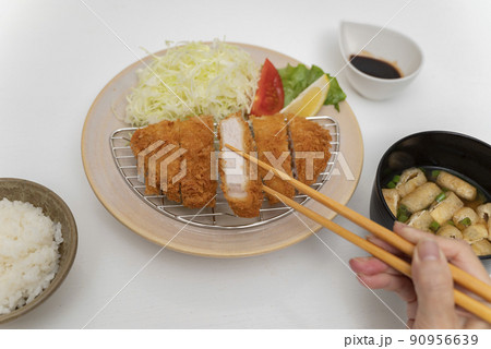 豚カツ定食箸上げ 豚カツ定食箸上げ 90956639