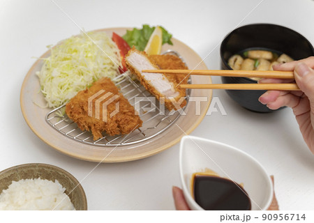 豚カツ定食箸上げソース付け 豚カツ定食箸上げソース付け 90956714