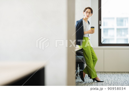 オシャレなキャリアウーマンのポートレート 90958034