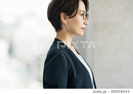 ミドルのキャリアウーマンのポートレート ミドルのキャリアウーマンのポートレート 90958043