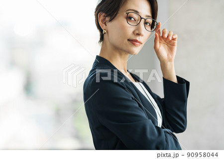 眼鏡をかけたキャリアウーマン 90958044