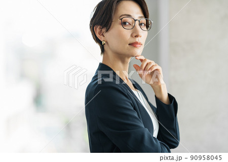 眼鏡をかけたキャリアウーマン 眼鏡をかけたキャリアウーマン 90958045