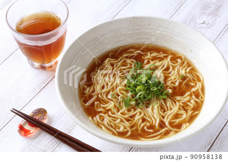 美味しそうなインスタントラーメン醤油味 90958138