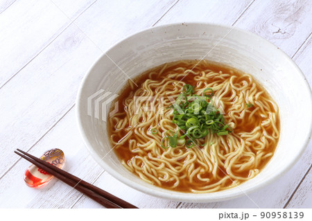 美味しそうなインスタントラーメン醤油味 美味しそうなインスタントラーメン醤油味 90958139