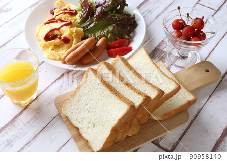 美味しそうなモーニングの様子 90958140