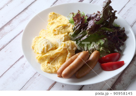 美味しそうなモーニングオムレツ 90958145