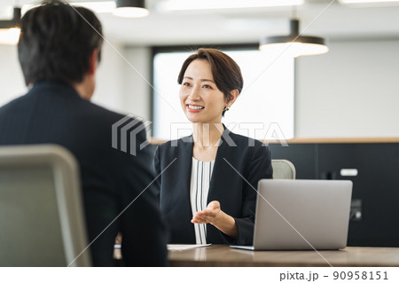 打ち合わせをするミドルのキャリアウーマン 90958151