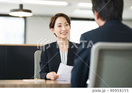 ミーティングをするミドルのキャリアウーマン 90958155