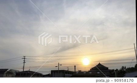 雲の隙間から顔を出す夕方の太陽 90958170