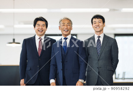 ミドル・シニアのビジネスパーソン ミドル・シニアのビジネスパーソン 90958292