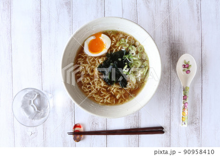 美味しそうなインスタントラーメン醤油味 90958410