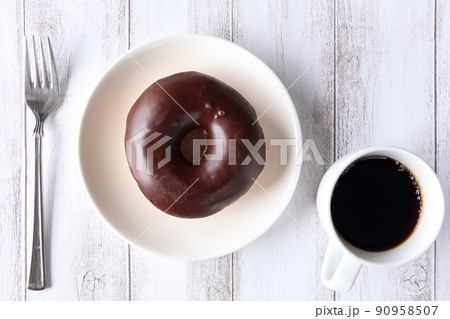 チョコレートドーナッツとコーヒーブレイク チョコレートドーナッツとコーヒーブレイク 90958507