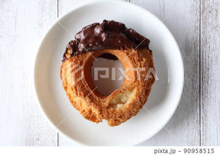 美味しそうなチョコレートオールドファッションドーナツ 90958515