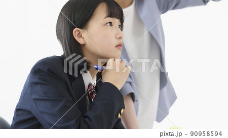 塾で授業を受ける女子学生 中学生 高校生 90958594