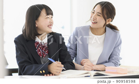 制服の女子学生と塾講師 中学生 高校生 制服の女子学生と塾講師 中学生 高校生 90958598