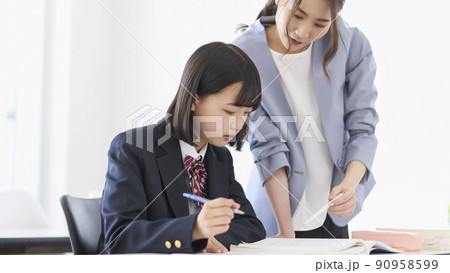 塾で授業を受ける女子学生 中学生 高校生 90958599