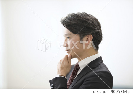 スーツを着た50代男性のインタビュー 90958649