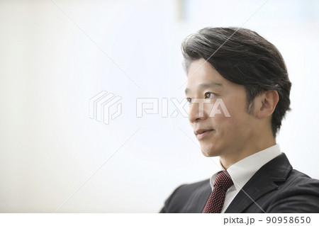 スーツを着た50代男性のインタビュー 90958650