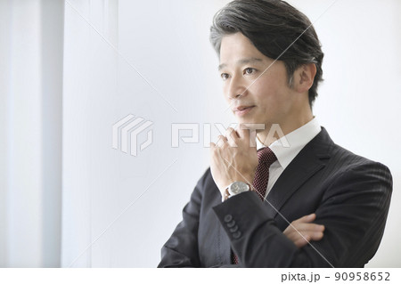 スーツを着た50代男性のインタビュー 90958652