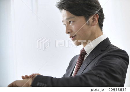 スーツを着た50代男性のインタビュー スーツを着た50代男性のインタビュー 90958655