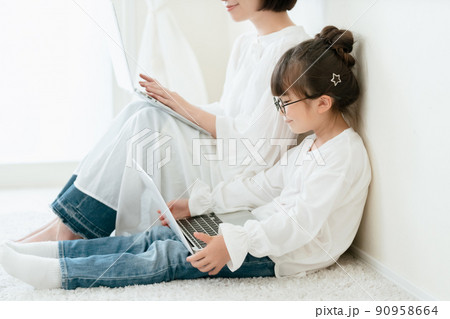 並んでパソコンを操作するママと小学生 並んでパソコンを操作するママと小学生 90958664