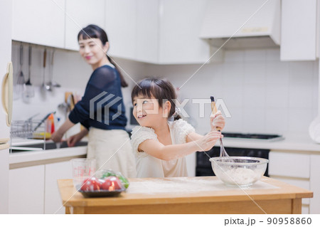 料理を手伝う女の子とお母さん 90958860