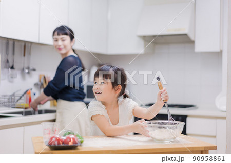 料理を手伝う女の子とお母さん 90958861