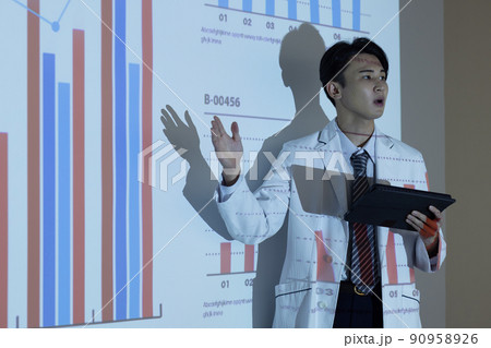 プレゼンをする白衣を着た男性 プレゼンをする白衣を着た男性 90958926
