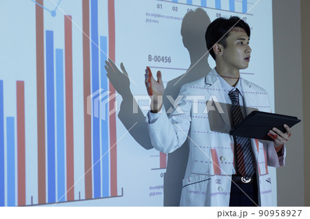 プレゼンをする白衣を着た男性 90958927