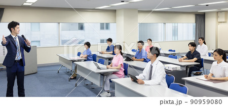 会議室でセミナーを受ける医療従事者 会議室でセミナーを受ける医療従事者 90959080