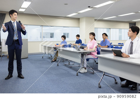 会議室でセミナーを受ける医療従事者 90959082