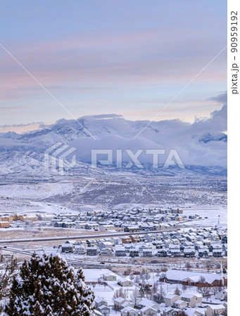 Vertical A view of the valley and the mountain covered with clouds 90959192